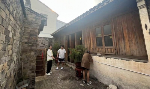 驻村调研.jpg 驻村调研.jpg